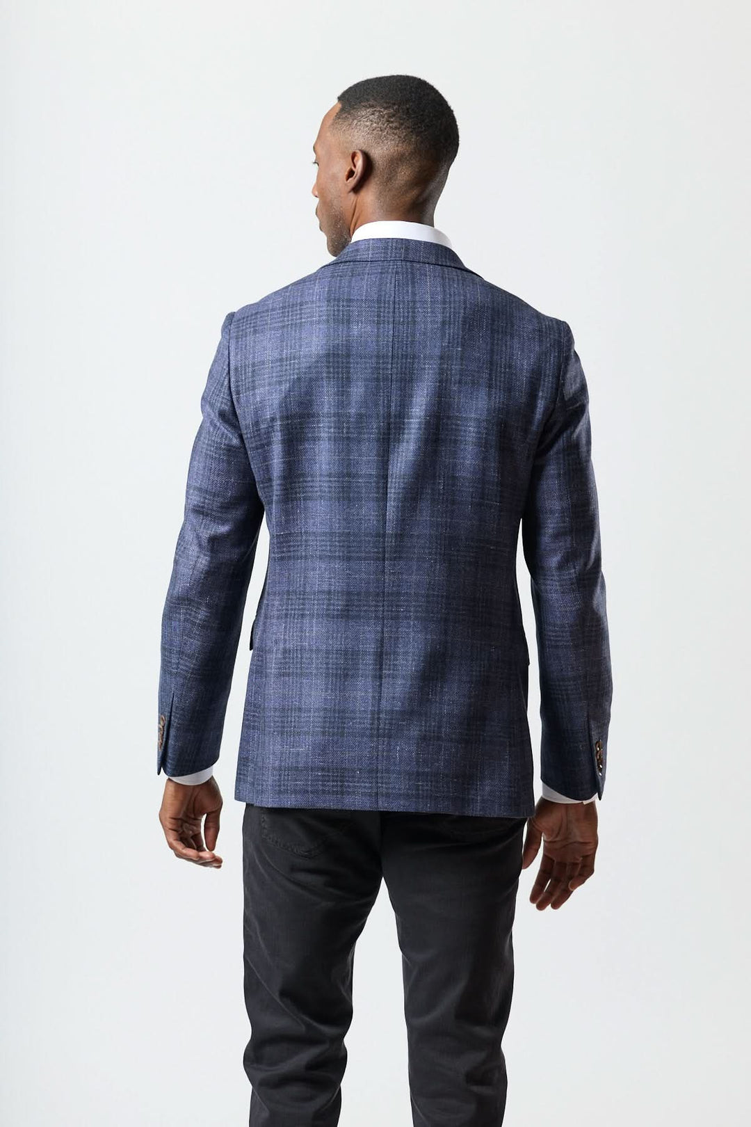 Arrière du veston à carreaux texturé deux boutons pour un style urbain chic et confortable, coupe semi-ajustée.