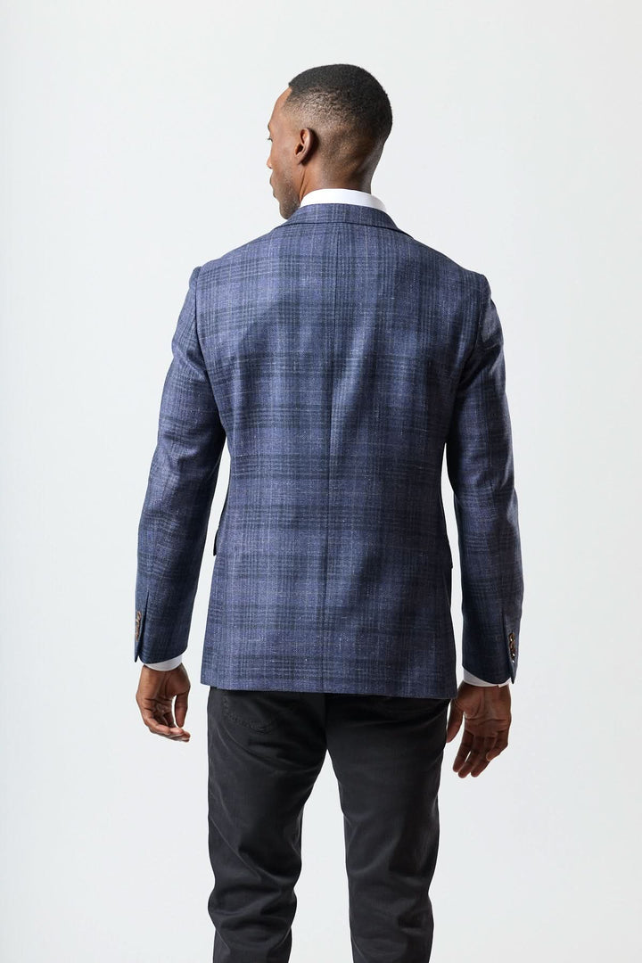 Arrière du veston à carreaux texturé deux boutons pour un style urbain chic et confortable, coupe semi-ajustée.