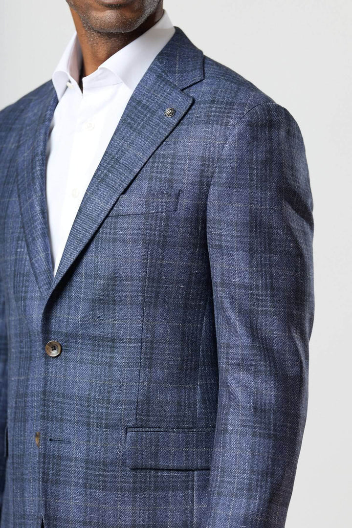 Veston à carreaux texturé deux boutons porté avec chemise blanche, revers crantés, élégant et confortable.