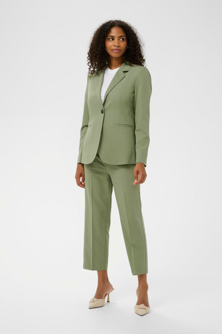 Veston à coupe droite élégant et structuré, avec col tailleur classique, pour un look professionnel et moderne.