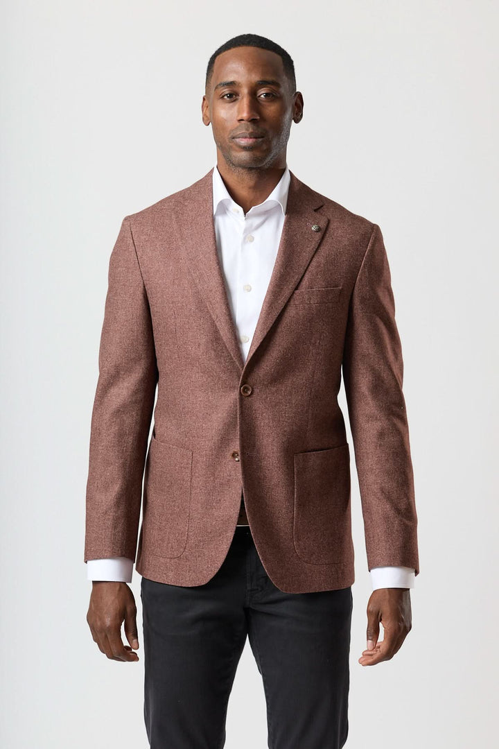 Homme portant un veston déstructuré en flanelle deux boutons à revers crantés, sur chemise blanche.