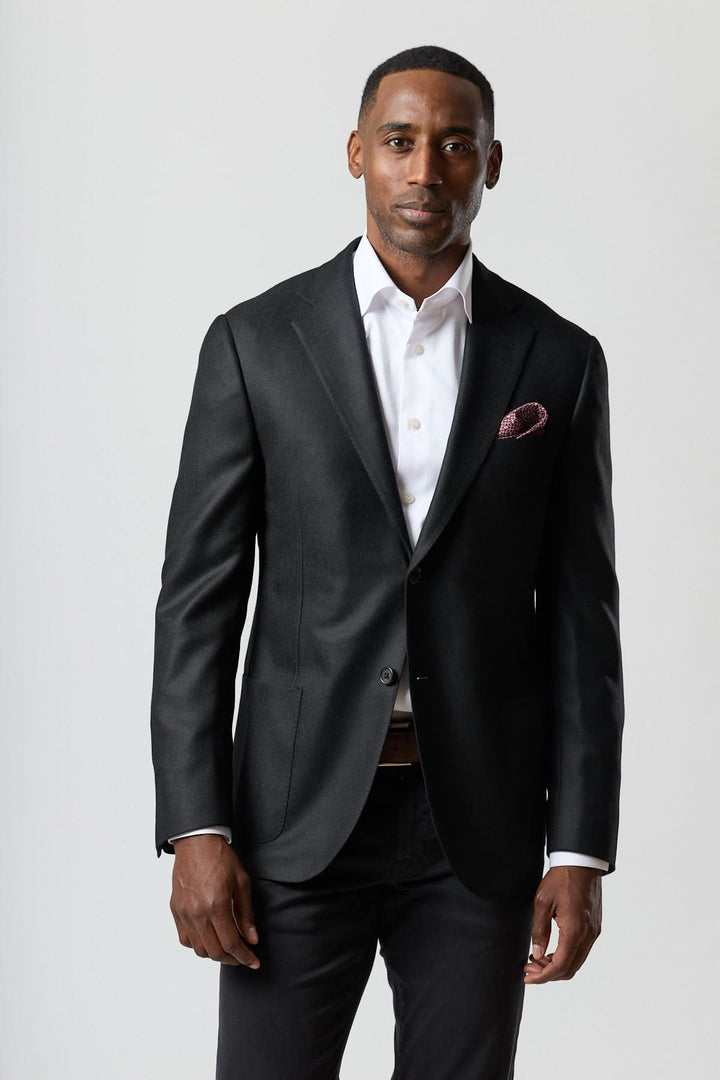 Homme portant un veston en laine et cachemire noir Corneliani, élégant et sophistiqué, parfait pour les occasions formelles.