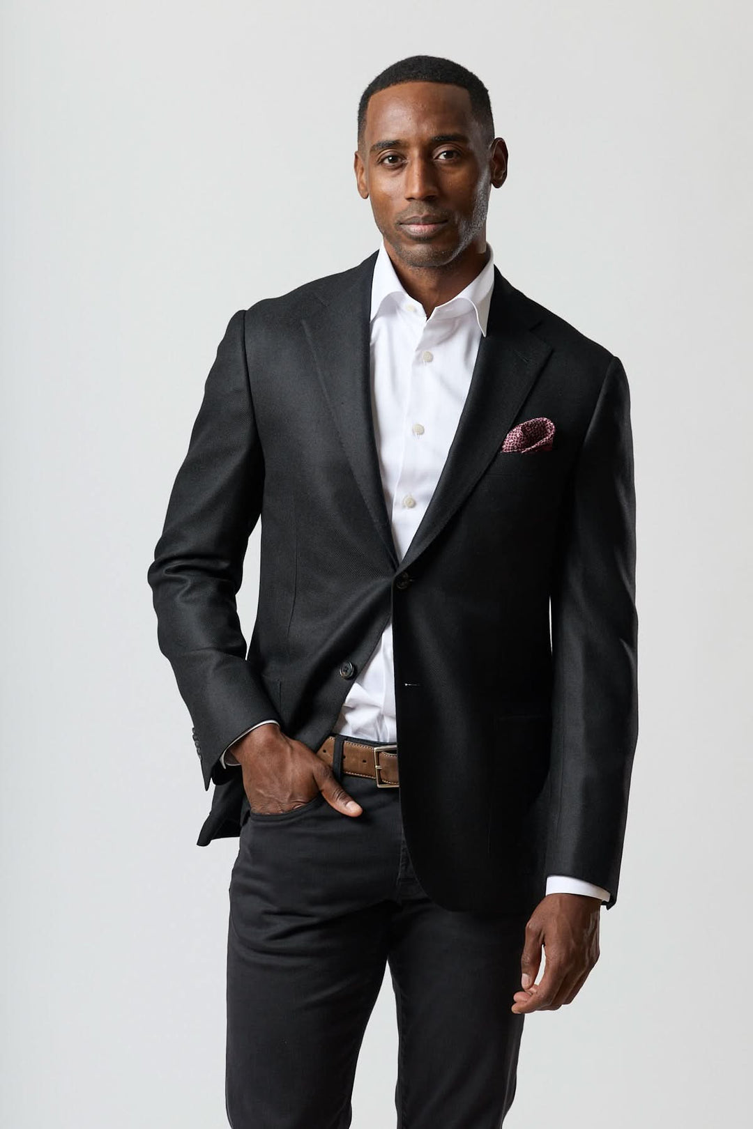 Homme portant un veston en laine et cachemire noir, élégance italienne, texture satinée, raffinement Corneliani, tenue formelle.