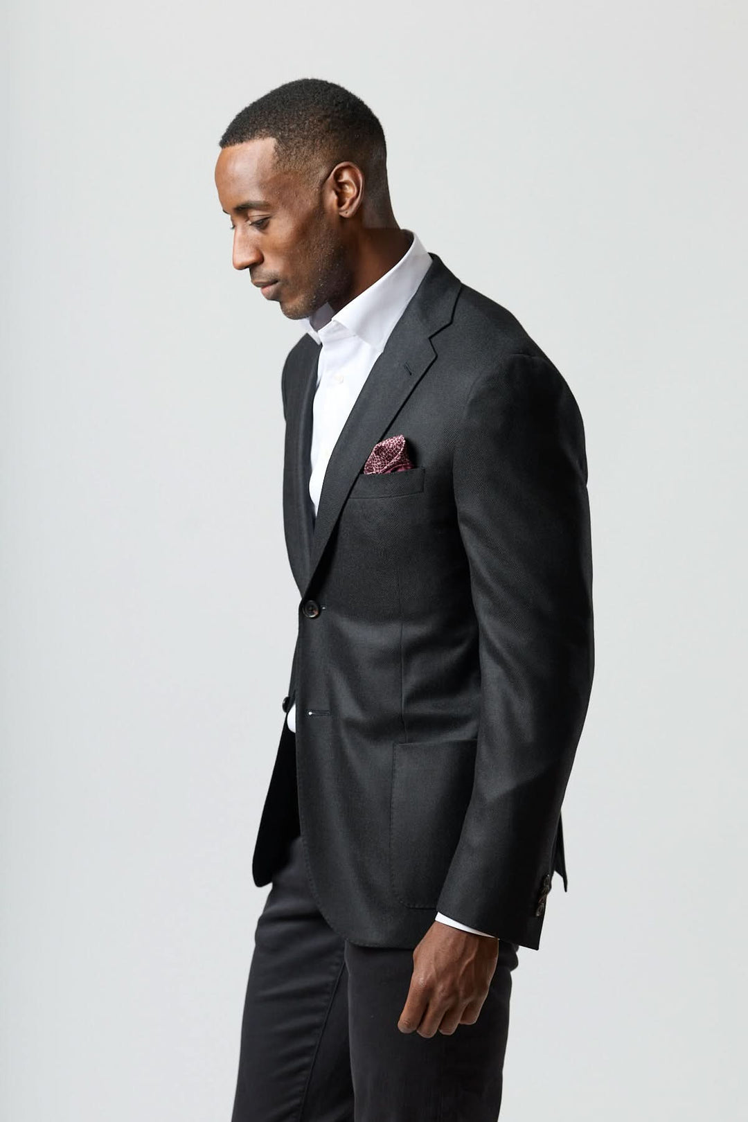 Veston en laine et cachemire noir Corneliani porté avec style, texture satinée, sophistiqué et intemporel pour occasions formelles.