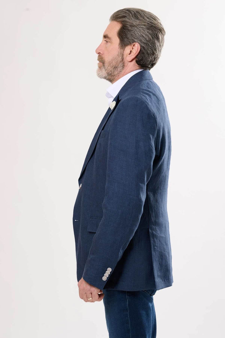 Veston en lin élégant porté par un homme, style chic parfait pour l'été, coupe structurée et légère.