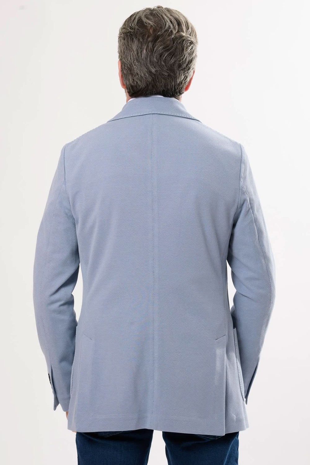 Veston en maille texturée bleu clair, vu de dos, parfait pour un look chic décontracté.