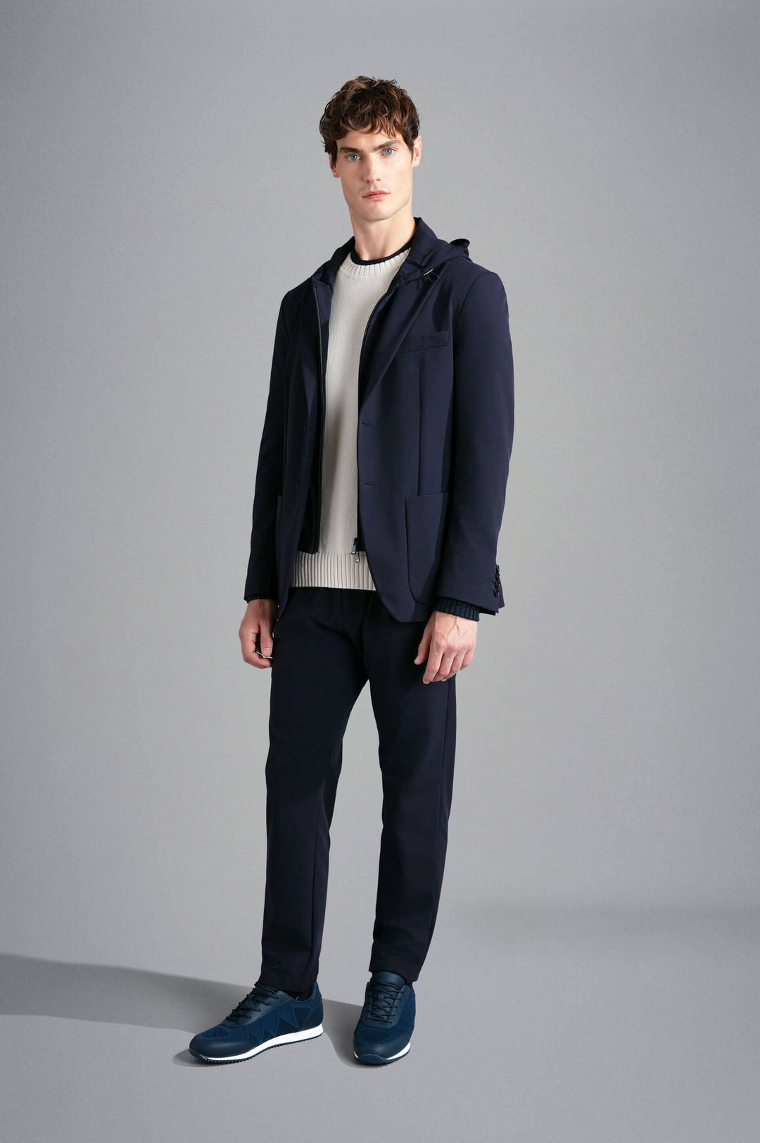 Homme portant un veston extensible à capuchon de Paul and Shark, style contemporain et élégant.