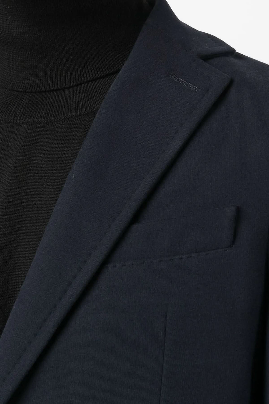 Veston extensible de coton doux avec col à revers élégant et fermeture à deux boutons, parfait pour un style moderne et raffiné.
