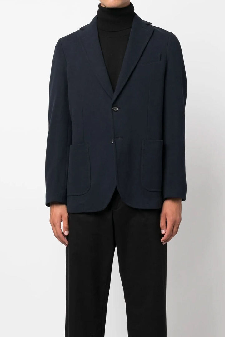 Veston extensible de coton doux avec col à revers et boutons en corne, idéal pour un look élégant et décontracté.