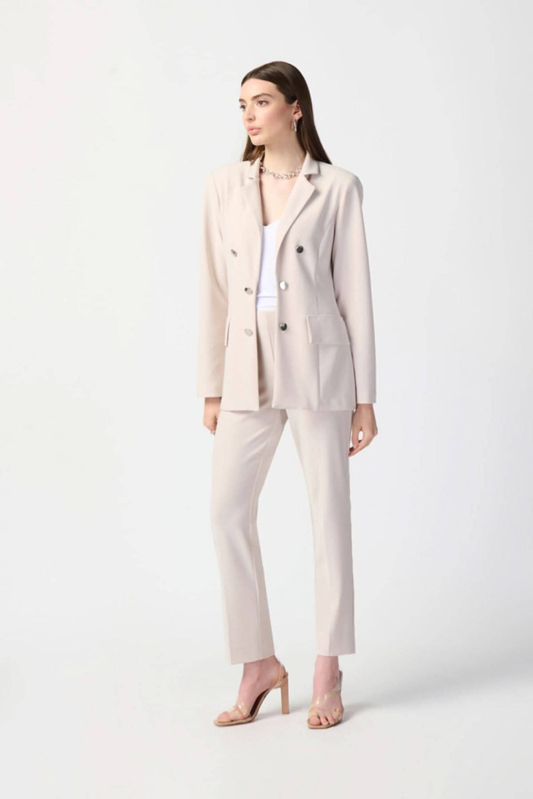 Veston long double boutonnière en tricot soyeux, élégant look d’officier avec col cranté et boutons.