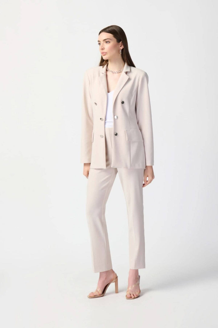 Veston long double boutonnière en tricot soyeux, élégant look d’officier avec col cranté et boutons.