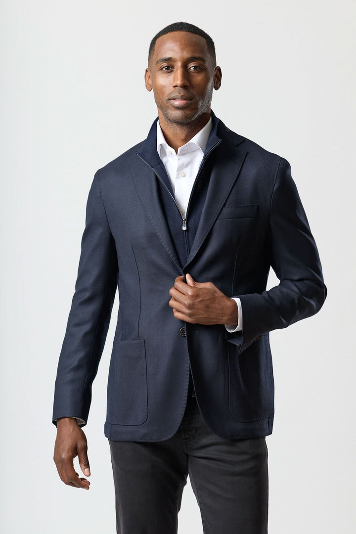 Homme portant un veston moderne avec gilet zippé intégré, élégant et décontracté, idéal pour le bureau ou sorties urbaines.