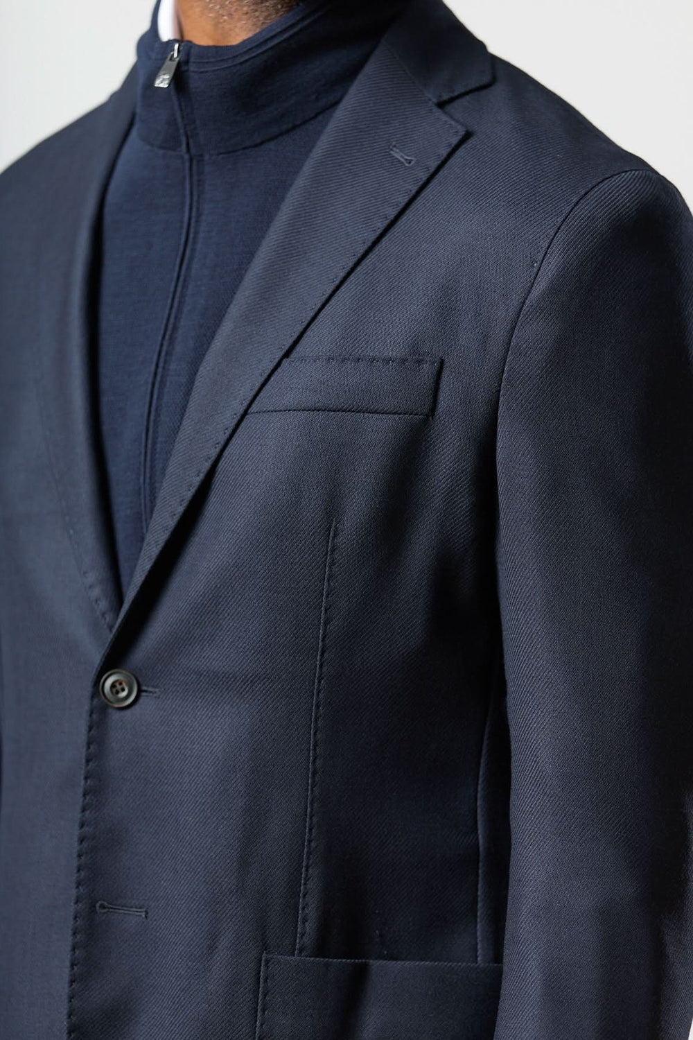 Veston moderne avec gilet zippé intégré, élégance italienne contemporaine, veste semi-ajustée Corneliani pour un look raffiné.