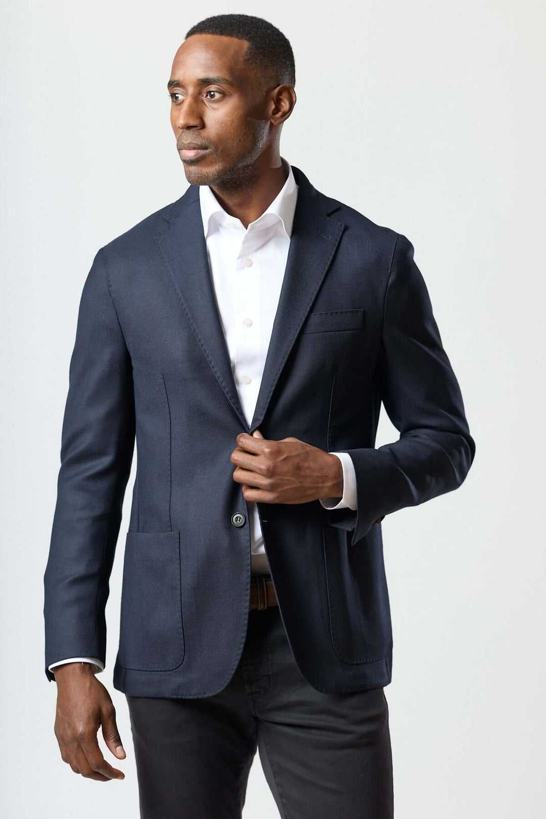 Homme portant un veston moderne avec gilet zippé intégré, ajoutant une touche élégante et contemporaine pour un look urbain raffiné.