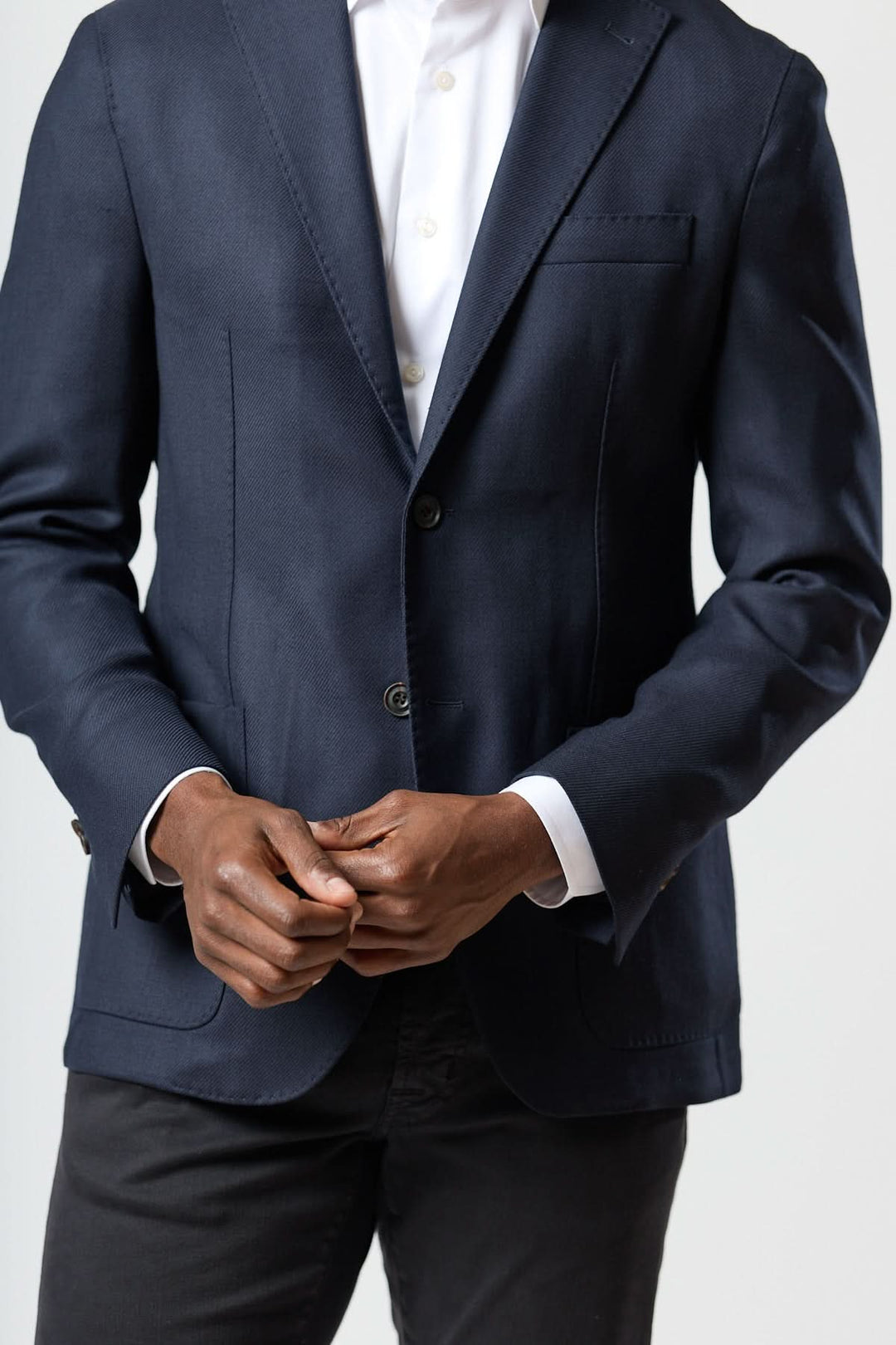 Homme portant un veston moderne avec gilet zippé intégré, élégance italienne, coupe semi-ajustée, look raffiné et décontracté.