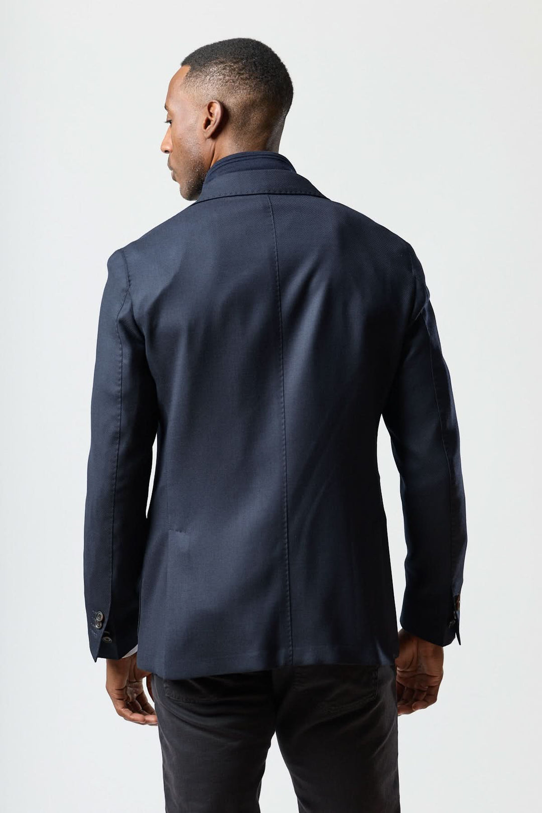 Homme portant un veston moderne avec gilet zippé intégré, vue arrière, élégance contemporaine Corneliani, couleur bleu.