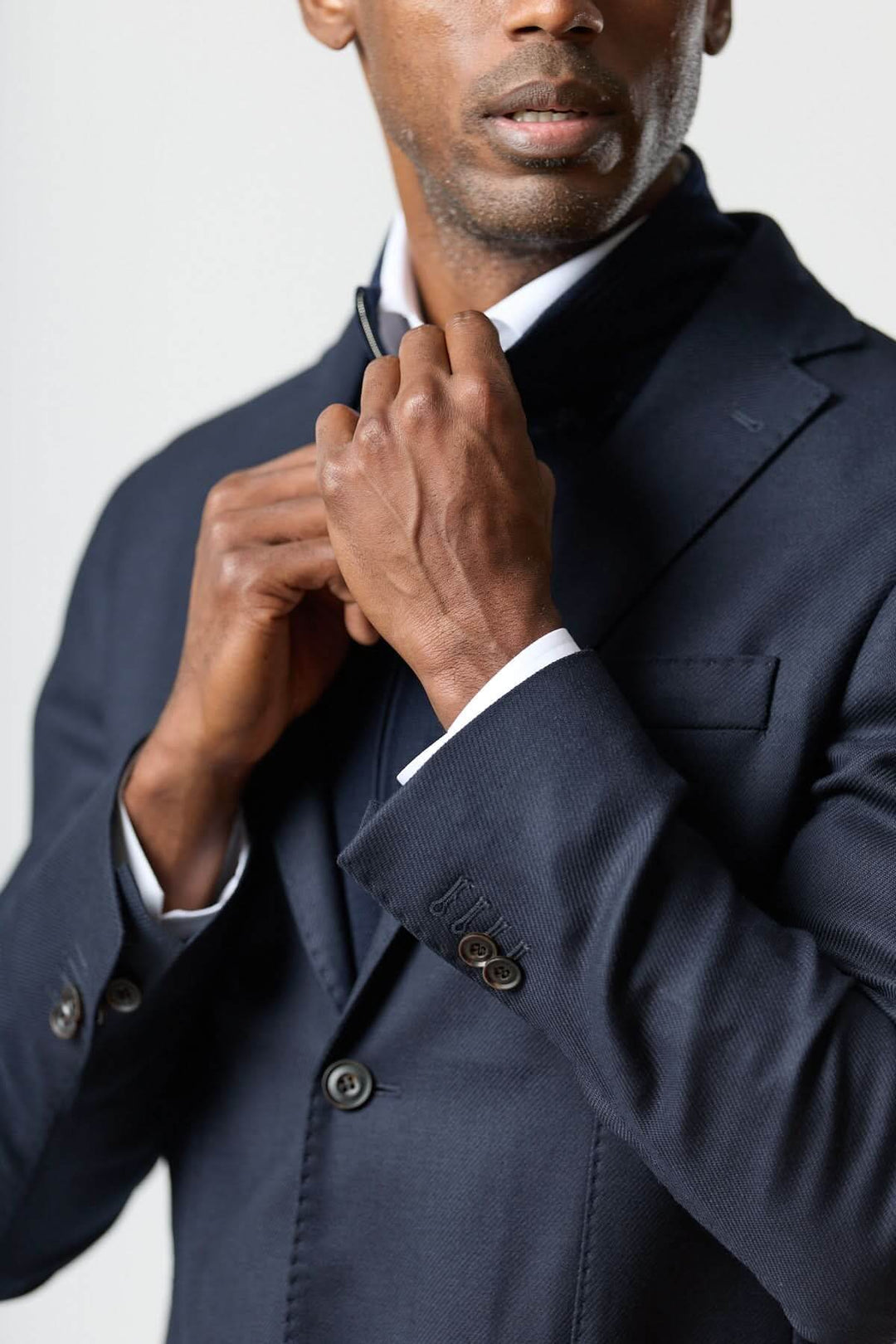 Homme portant un veston moderne avec gilet zippé intégré, élégance italienne et coupe semi-ajustée pour un look urbain raffiné.