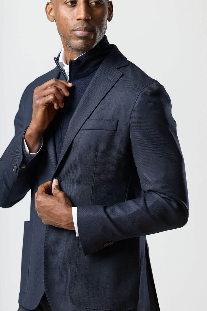 Homme portant un veston moderne avec gilet zippé intégré, illustrant l&