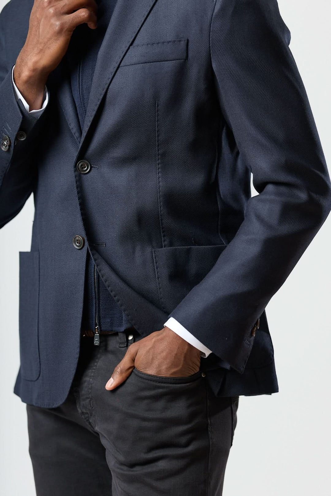 Veston moderne avec gilet zippé intégré par Corneliani, coupe semi-ajustée et élégance italienne, mode contemporaine homme.