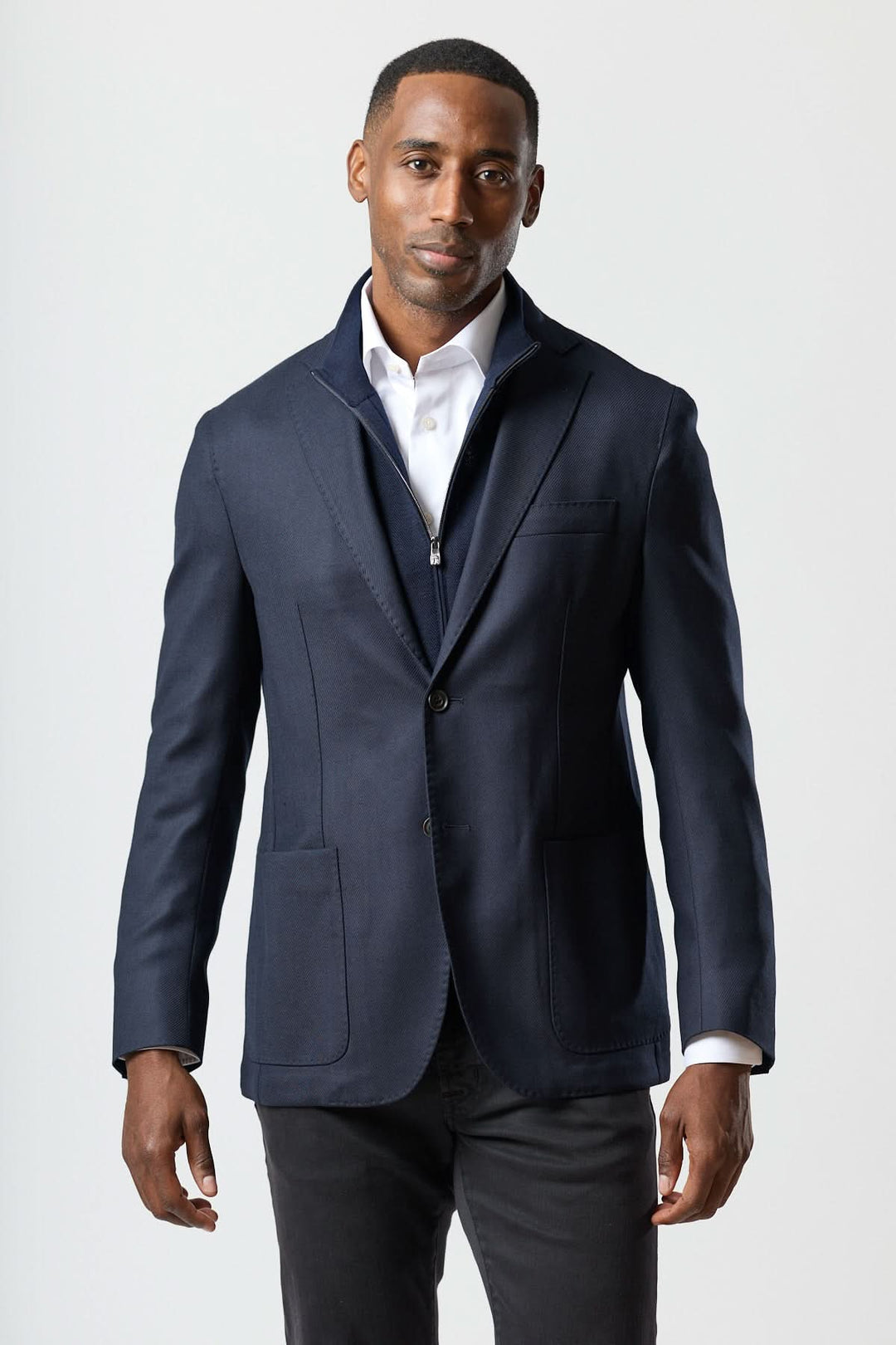 Veston moderne avec gilet zippé intégré porté par homme, élégant et contemporain, idéal pour look raffiné en bleu. Décris moi le produit en français.