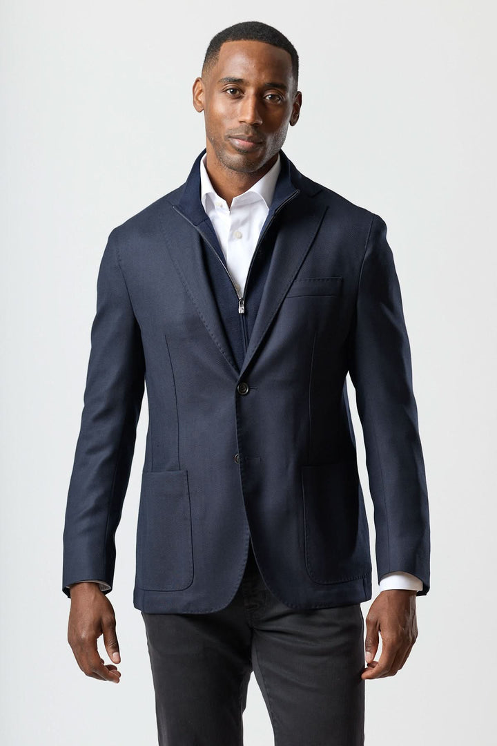 Veston moderne avec gilet zippé intégré porté par homme, élégant et contemporain, idéal pour look raffiné en bleu. Décris moi le produit en français.