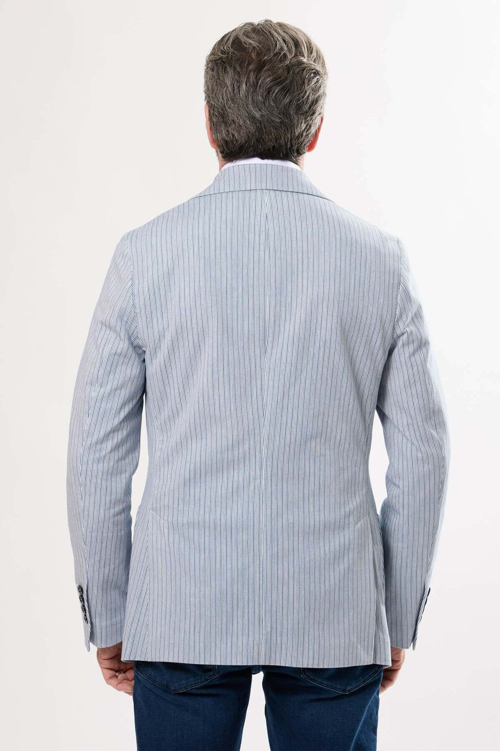 Veston à rayures fines vu de dos, élégant et léger, parfait pour un look estival décontracté.