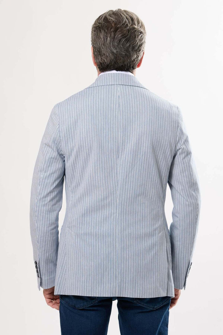 Veston à rayures fines vu de dos, élégant et léger, parfait pour un look estival décontracté.