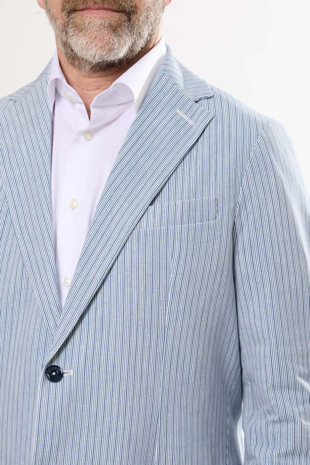Veston à rayures fines pour homme, élégant et léger, parfait pour un style estival.