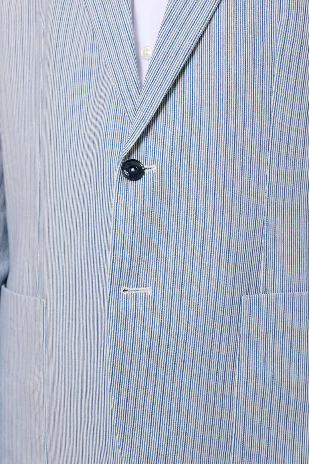 Veston à rayures fines en bleu, fermeture à deux boutons et poches plaquées, idéal pour un look estival.