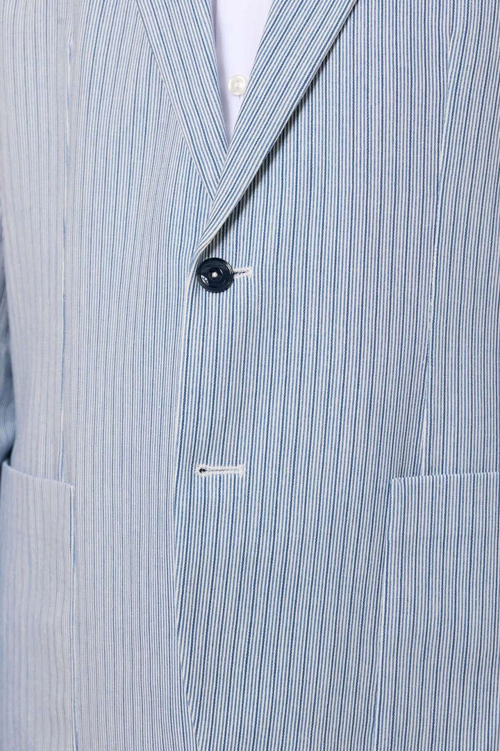 Veston à rayures fines en bleu, fermeture à deux boutons et poches plaquées, idéal pour un look estival.