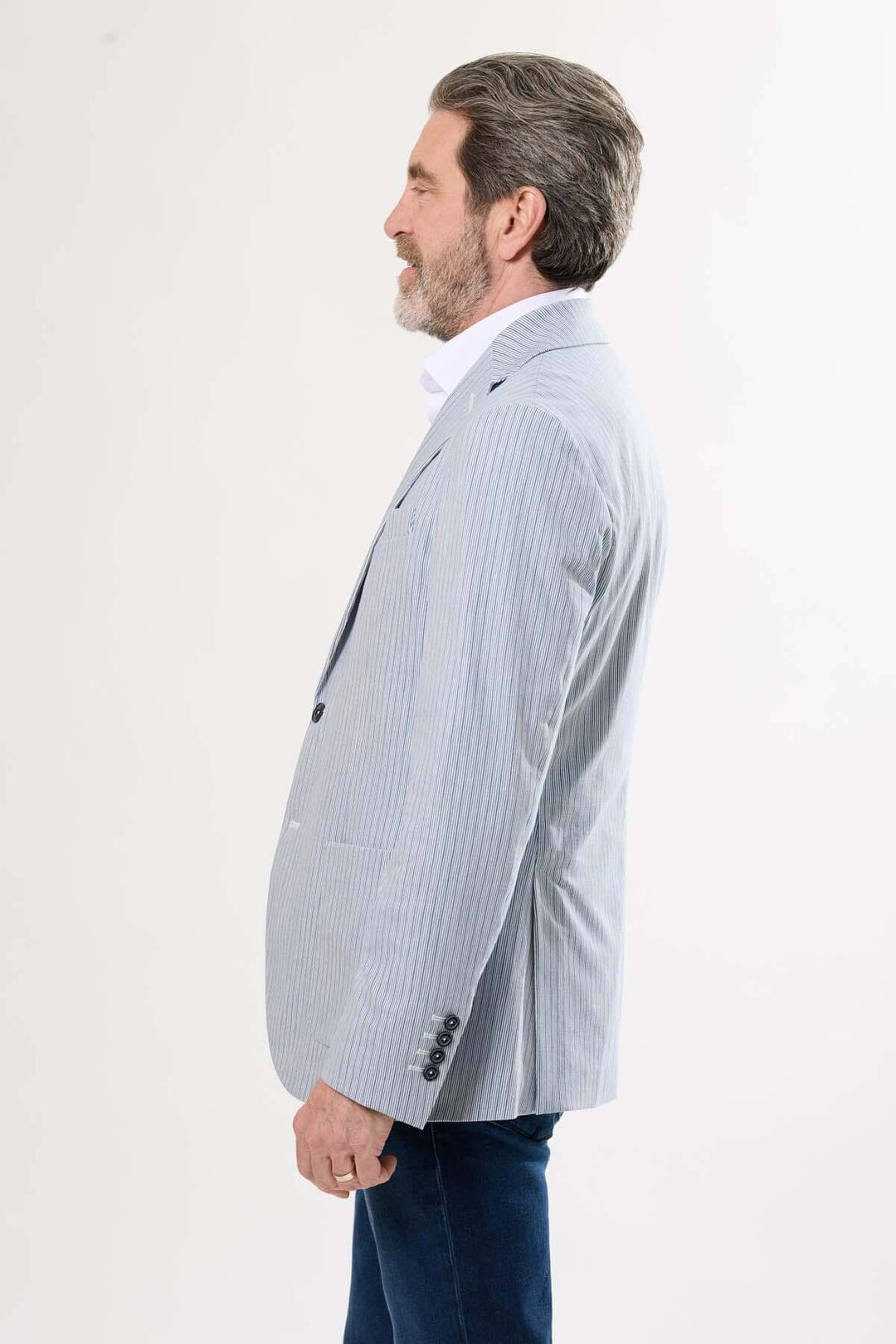 Veston à rayures fines vu de profil, idéal pour un style estival élégant et décontracté.