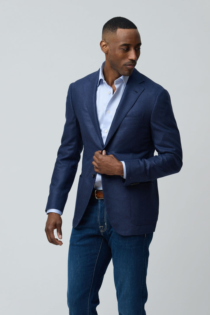 Veston structuré à motif subtil porté avec une chemise blanche et un jean, pour un look moderne et raffiné. Décris moi le produit en français.