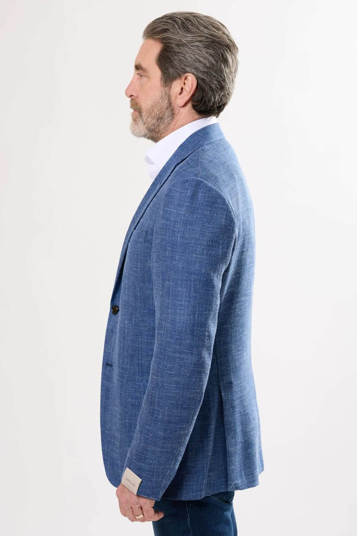 Veston texturé bleu en profil, alliant sophistication et décontraction pour un look polyvalent.