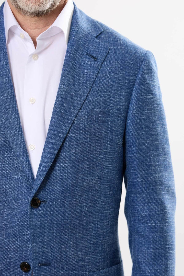Veston texturé bleu en tissu léger, coupe semi-ajustée, parfait pour un look élégant et décontracté.