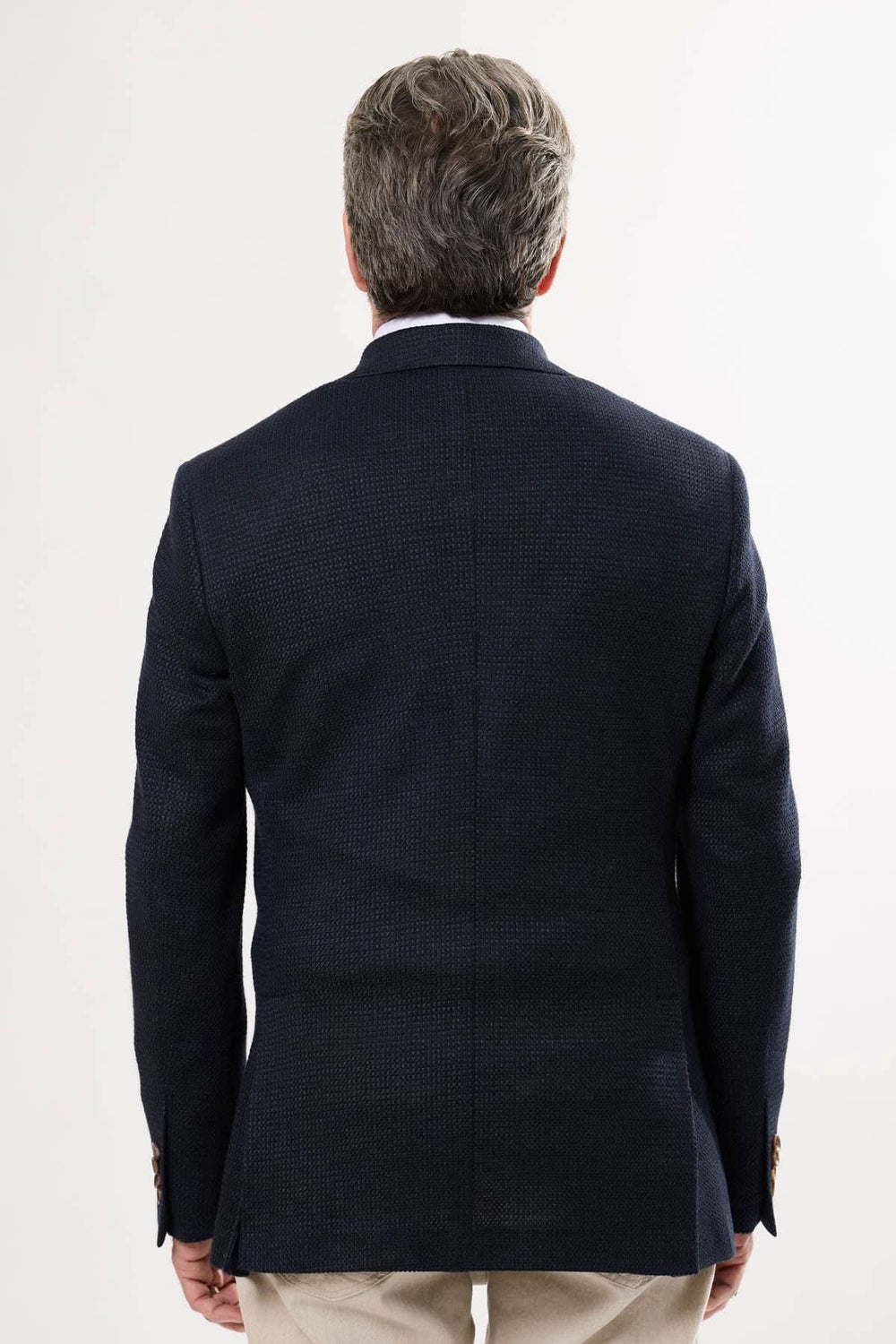 Veston texturé vue de dos, design contemporain avec col à revers et texture nattée élégante.