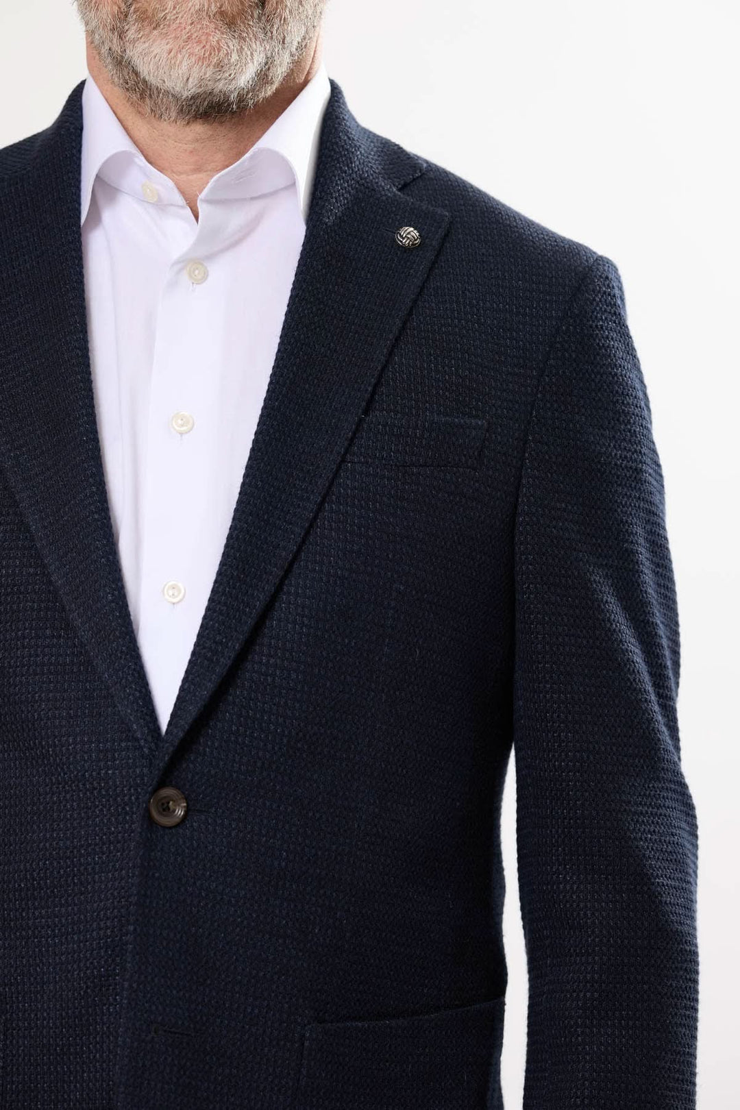 Veston texturé pour homme avec col à revers, bouton ornemental, et coupe droite.