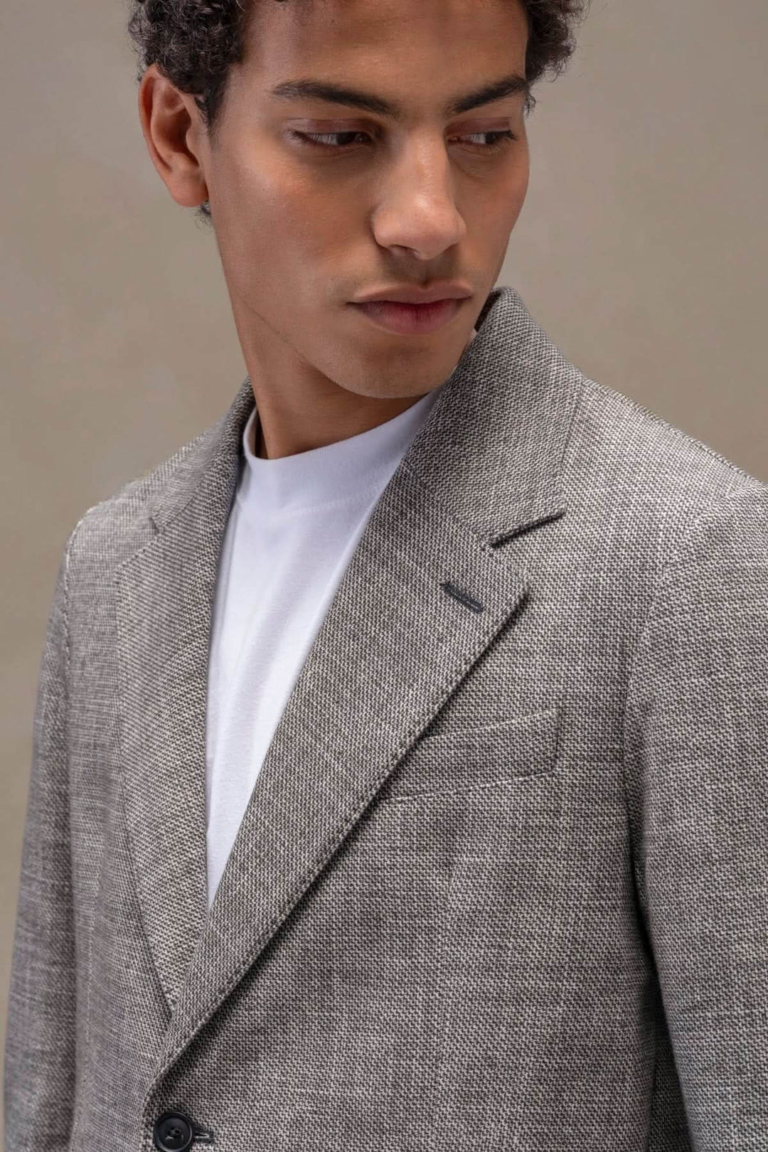 Veston texturé élégant, col à revers avec œillet, polaire extensible, confort et style. Deux boutons en corne. Mode raffinée homme.