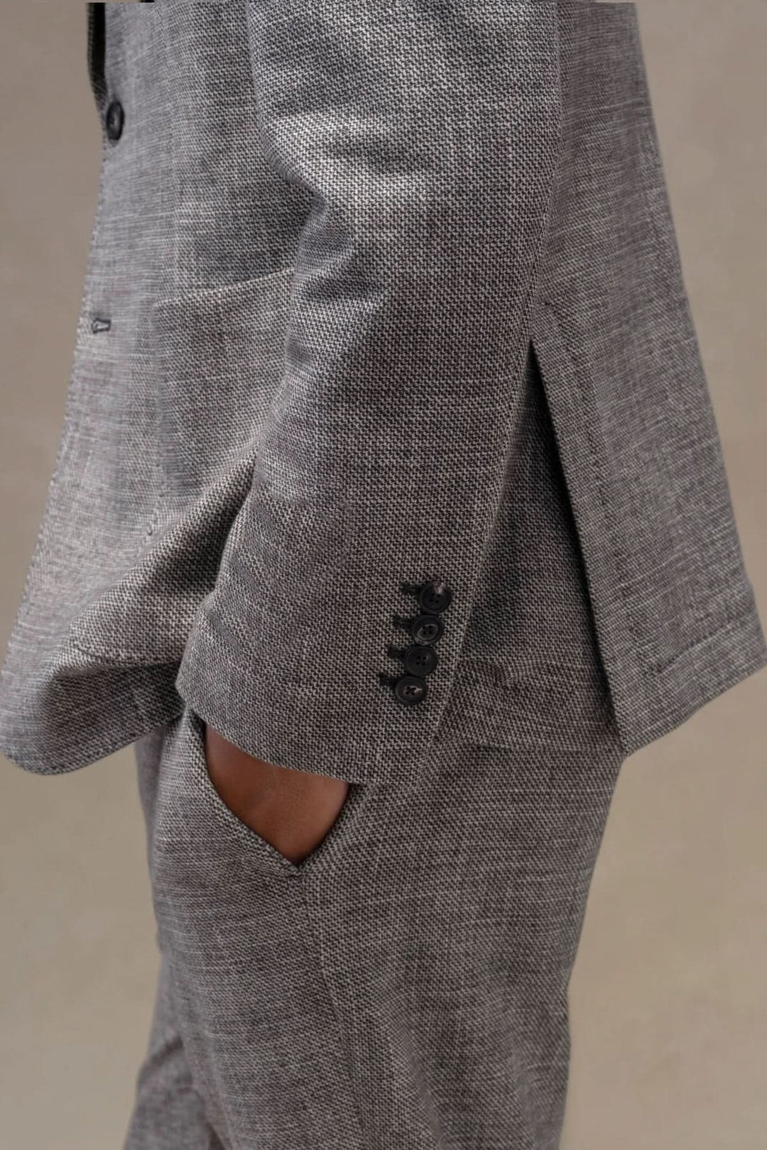 Veston texturé en polaire imprimée avec col à revers et boutons en corne, vue latérale élégante. Décris moi le produit en français.