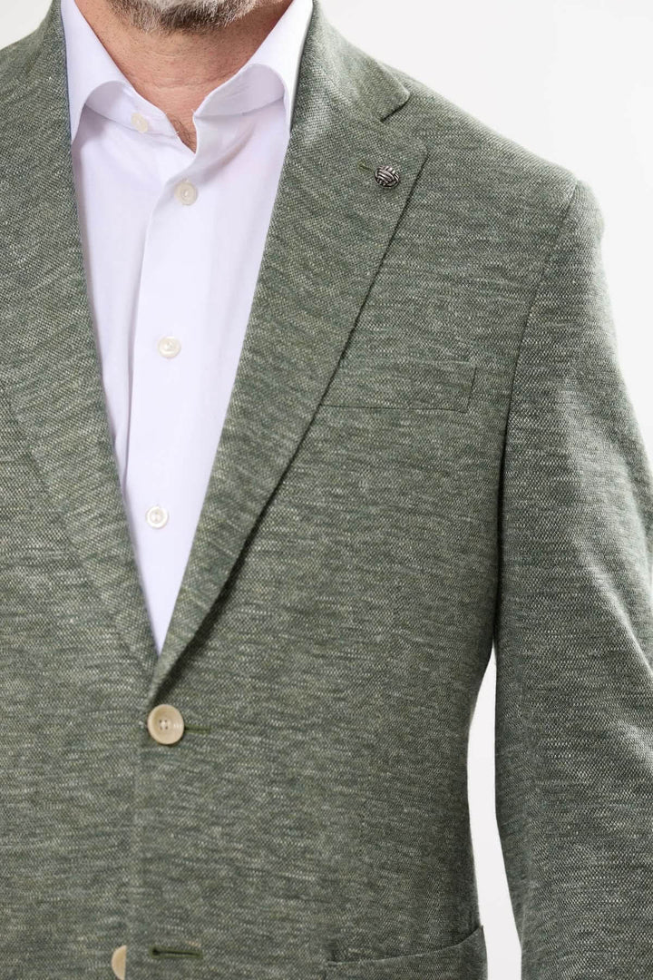 Veston texturé vert en maille souple, avec fermeture à deux boutons et revers cranté, idéal pour un look chic.