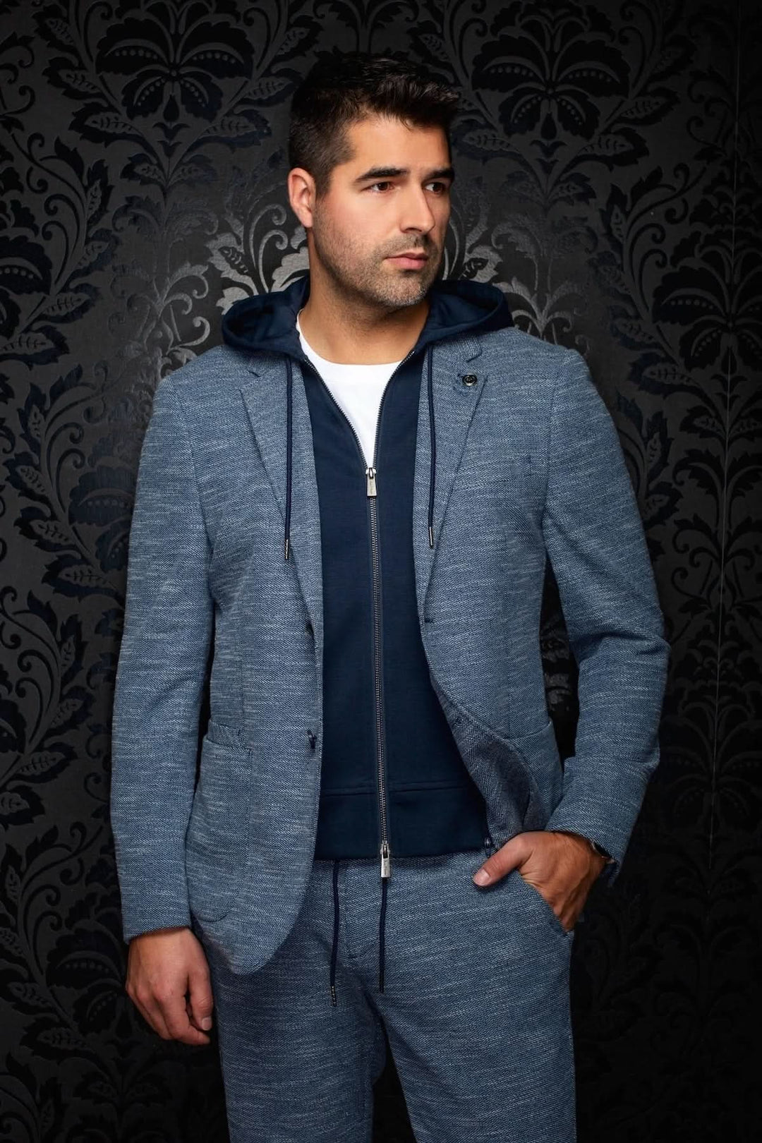 Veston texturé avec capuchon NOAH-HOOD en bleu porté par un homme, style élégant et décontracté, parfait pour toute occasion.