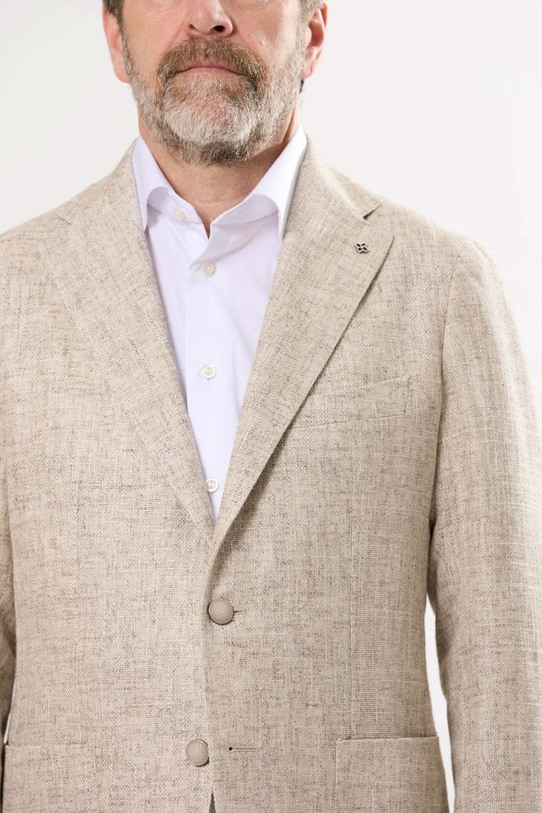 Veston texturé d'été en lin clair avec une chemise blanche, style élégant et raffiné.