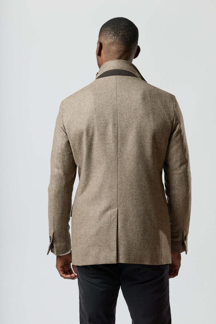 Homme portant un veston texturé en laine avec col amovible intégré, vue arrière, couleur beige doré.