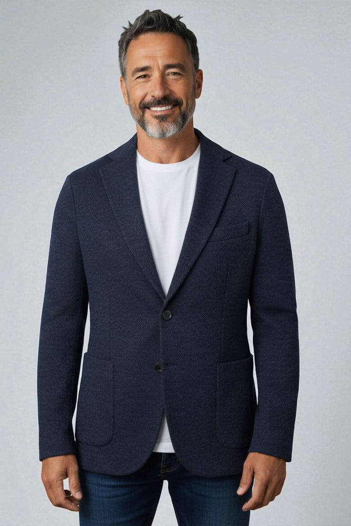 Homme portant un veston texturé extensible en jersey de coton bleu marine pour un style décontracté élégant.