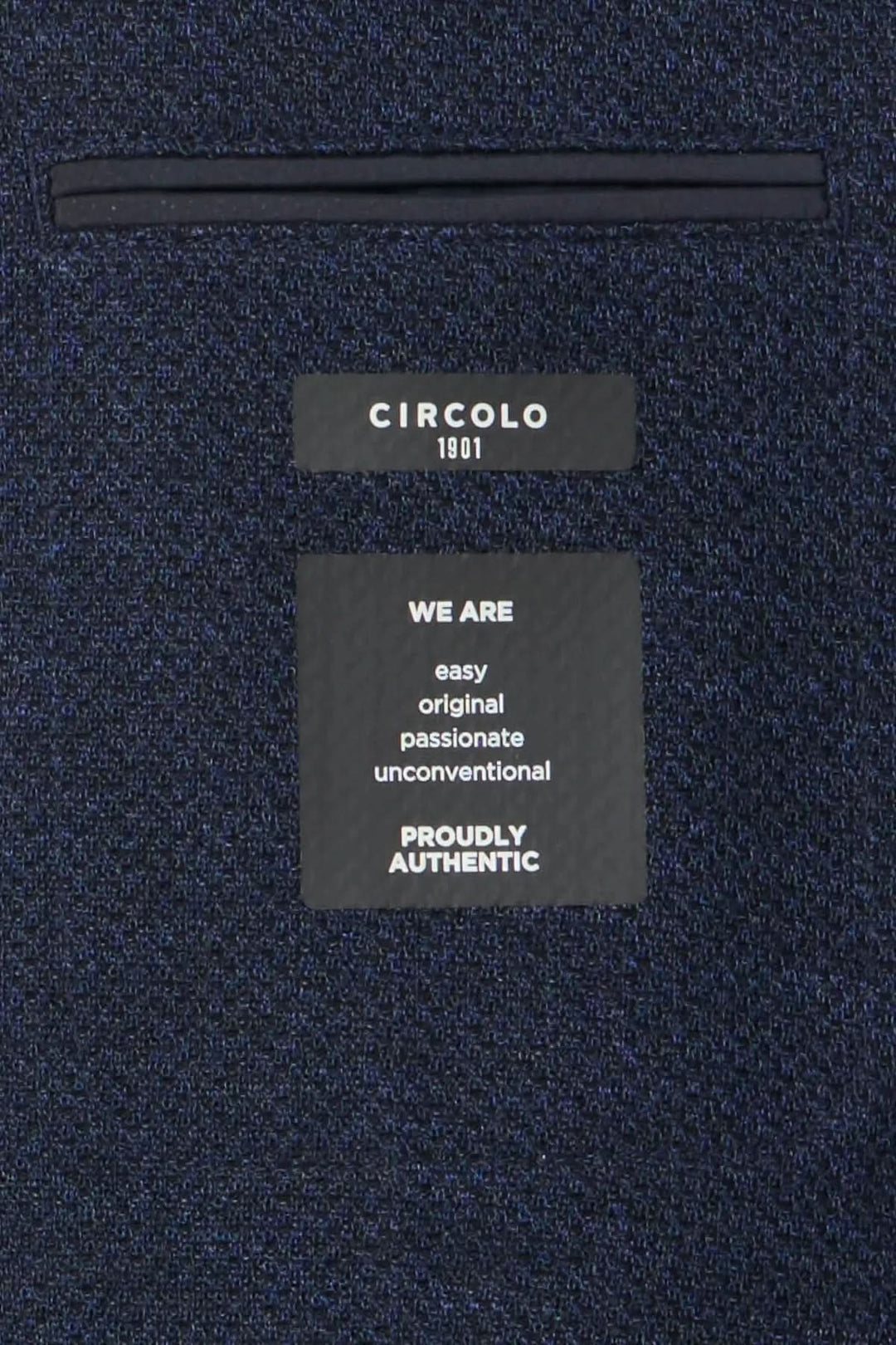 Étiquette intérieure du veston texturé extensible Circolo 1901 en jersey bleu marine, soulignant son caractère et confort.