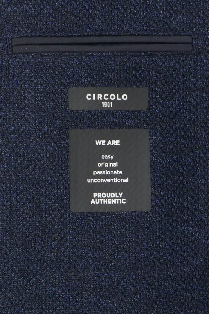 Étiquette intérieure du veston texturé extensible Circolo 1901 en jersey bleu marine, soulignant son caractère et confort.