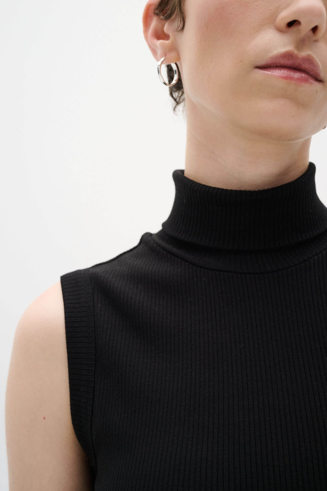 Camisole Dagna noir, sans manches, col montant en jersey côtelé, élégante et confortabile.