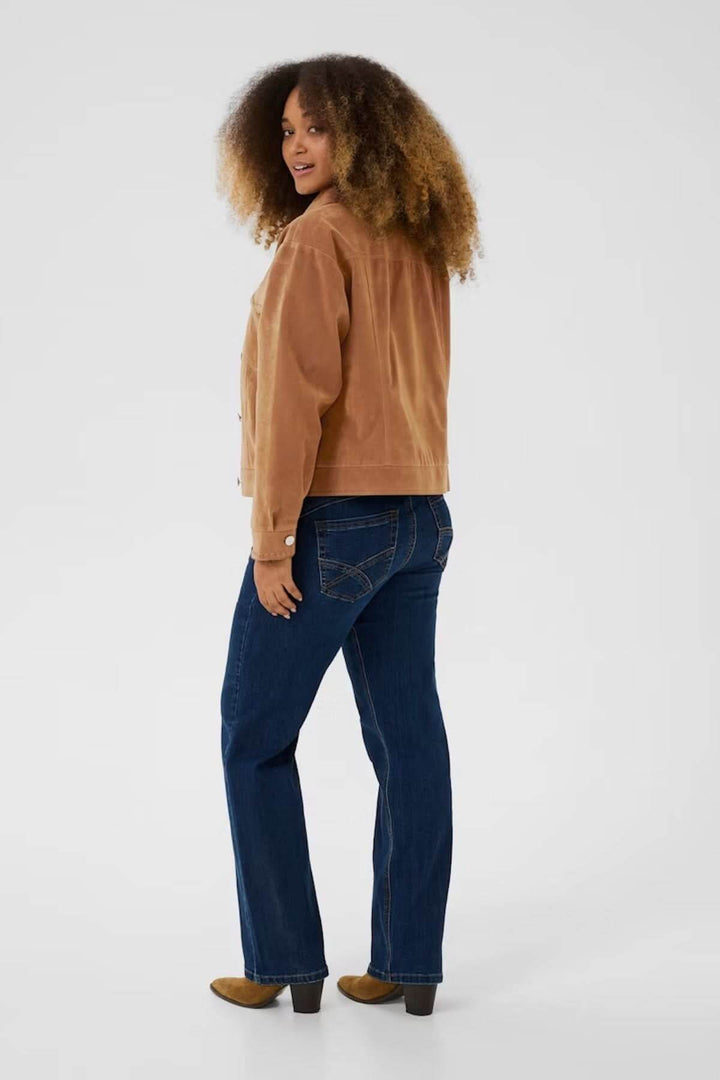 Veste en suédine style western, vue arrière, portée avec jean foncé, look casual chic.