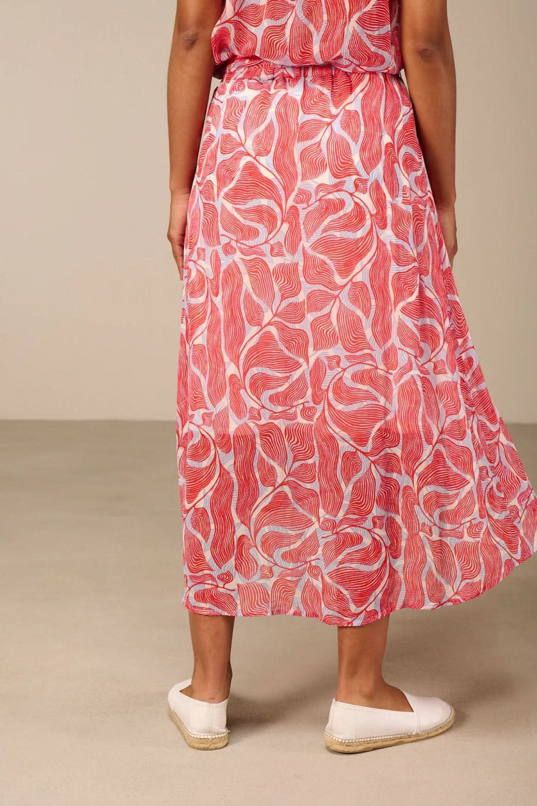 Skirt with an elastic waistband