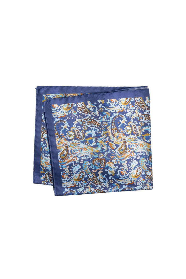 Foulard de poche en soie bleu avec motif cachemire, élégant et raffiné, idéal pour ajouter une touche distinctive à une veste.