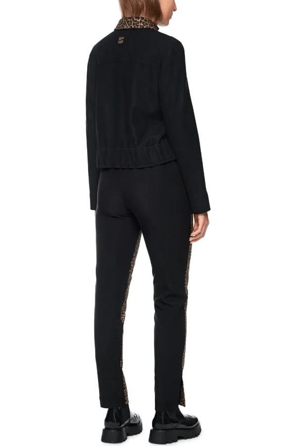 Pantalon ajusté avec imprimé animalier et bandes unies, coupe slim, taille élastique. Vue arrière.